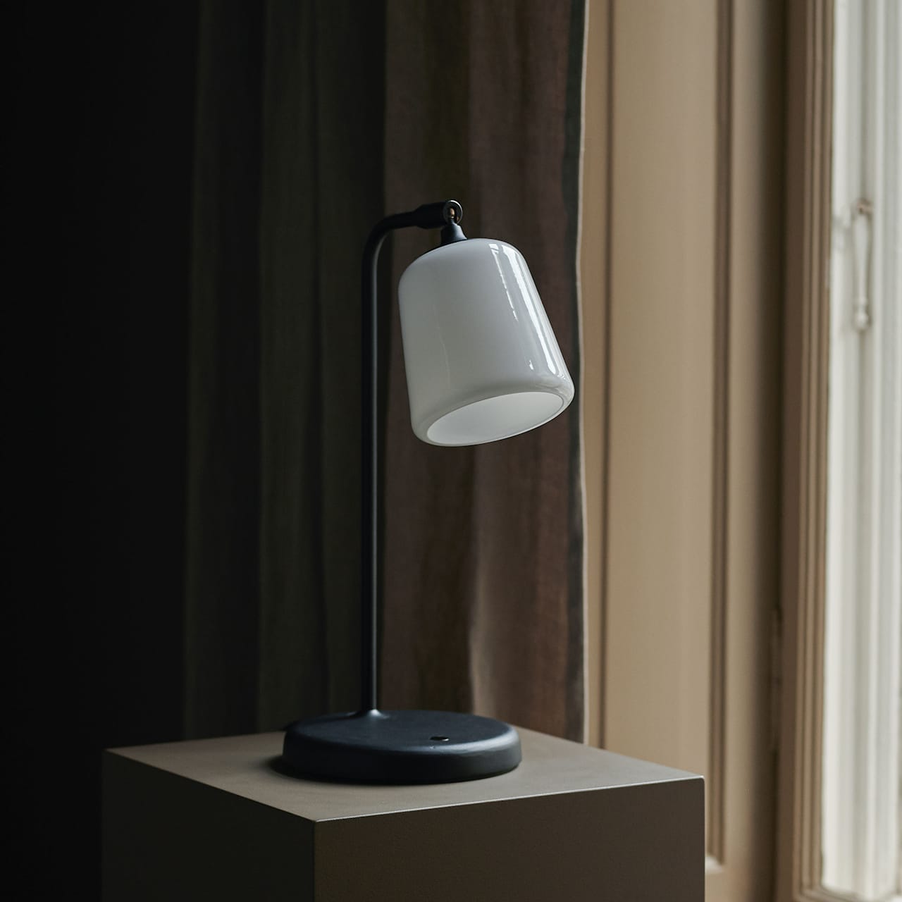Material Table lamp / Opal glass